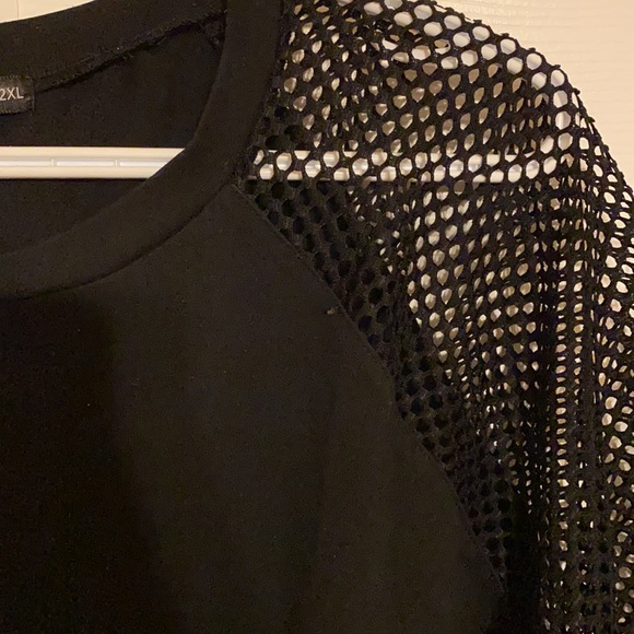 Shein black teeshirt with fishnet sleeves - Picture 4 of 4
